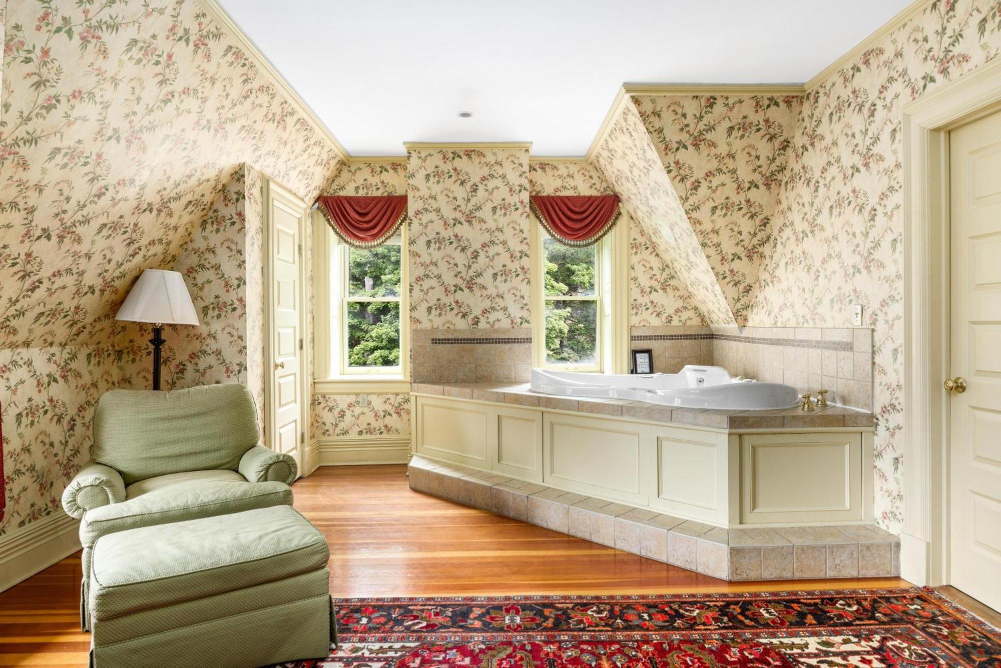 The Inn At Erlowest Lake George Exterior photo
